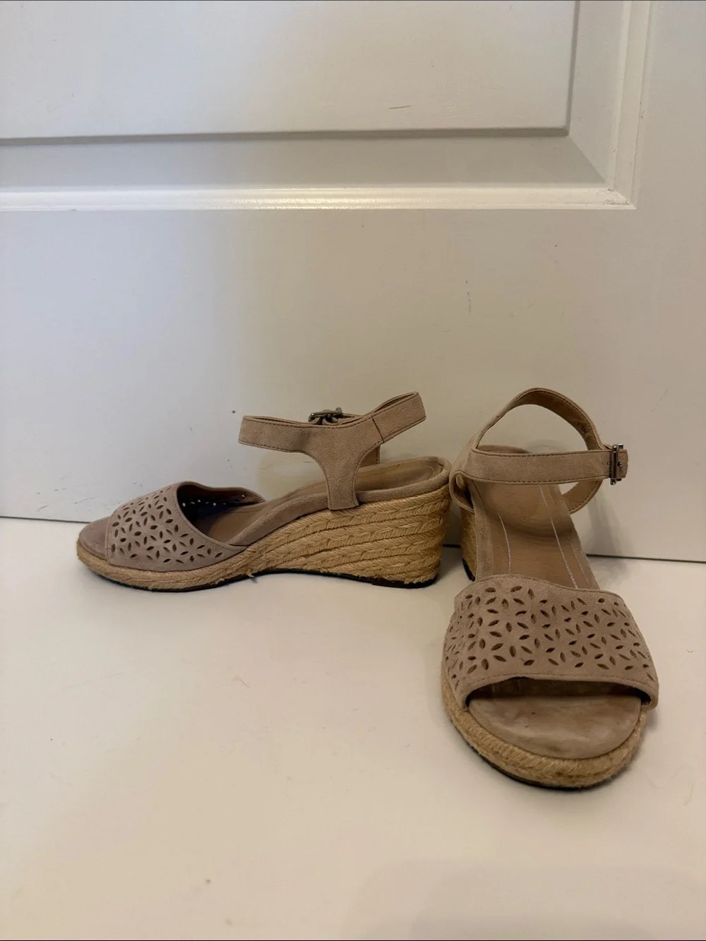 VIONIC SHOES SANDALS WEDGE STRAPS BUCKLES TAN SUEDE SIZE 7.5